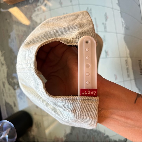 LEVI’S LIGHT WASH DENIM HAT - Picture 3 of 3